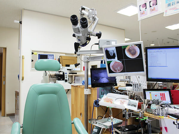 写真：診察室の椅子と機器やモニター